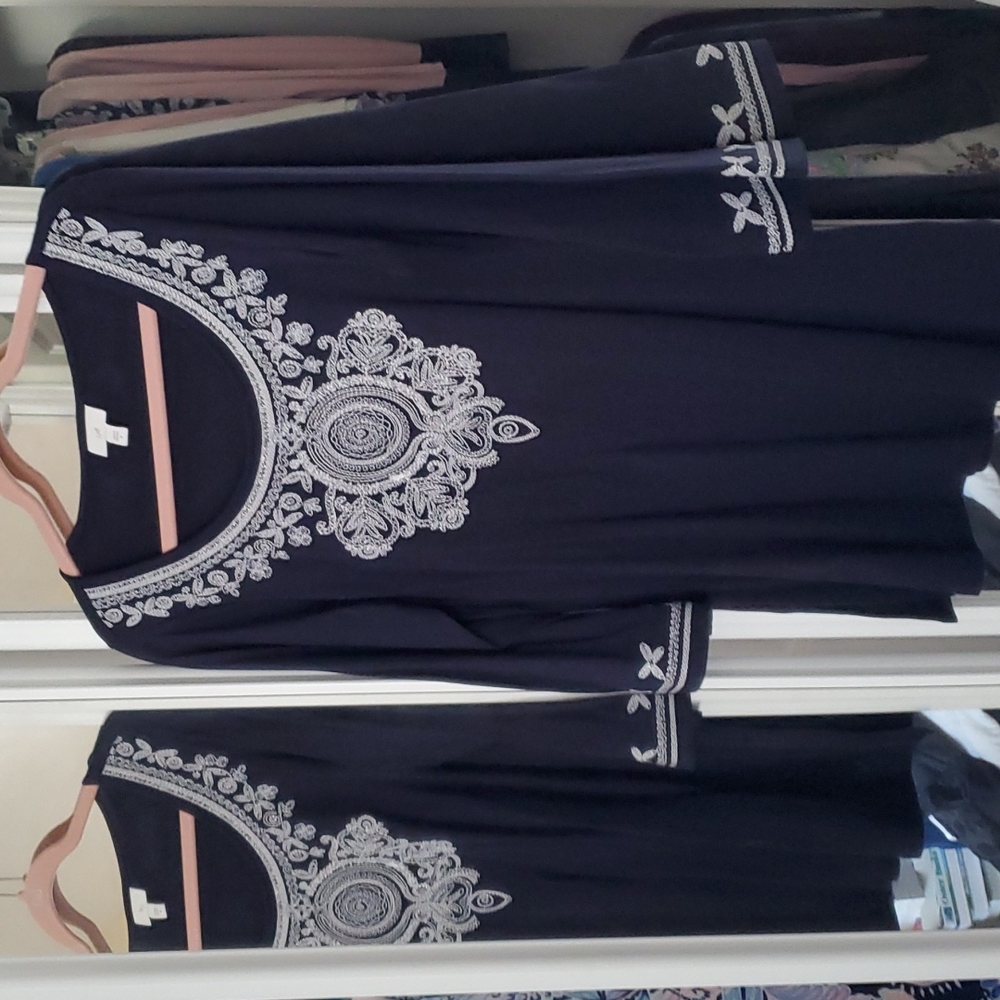J JILL Navy blue top with white embroidery.